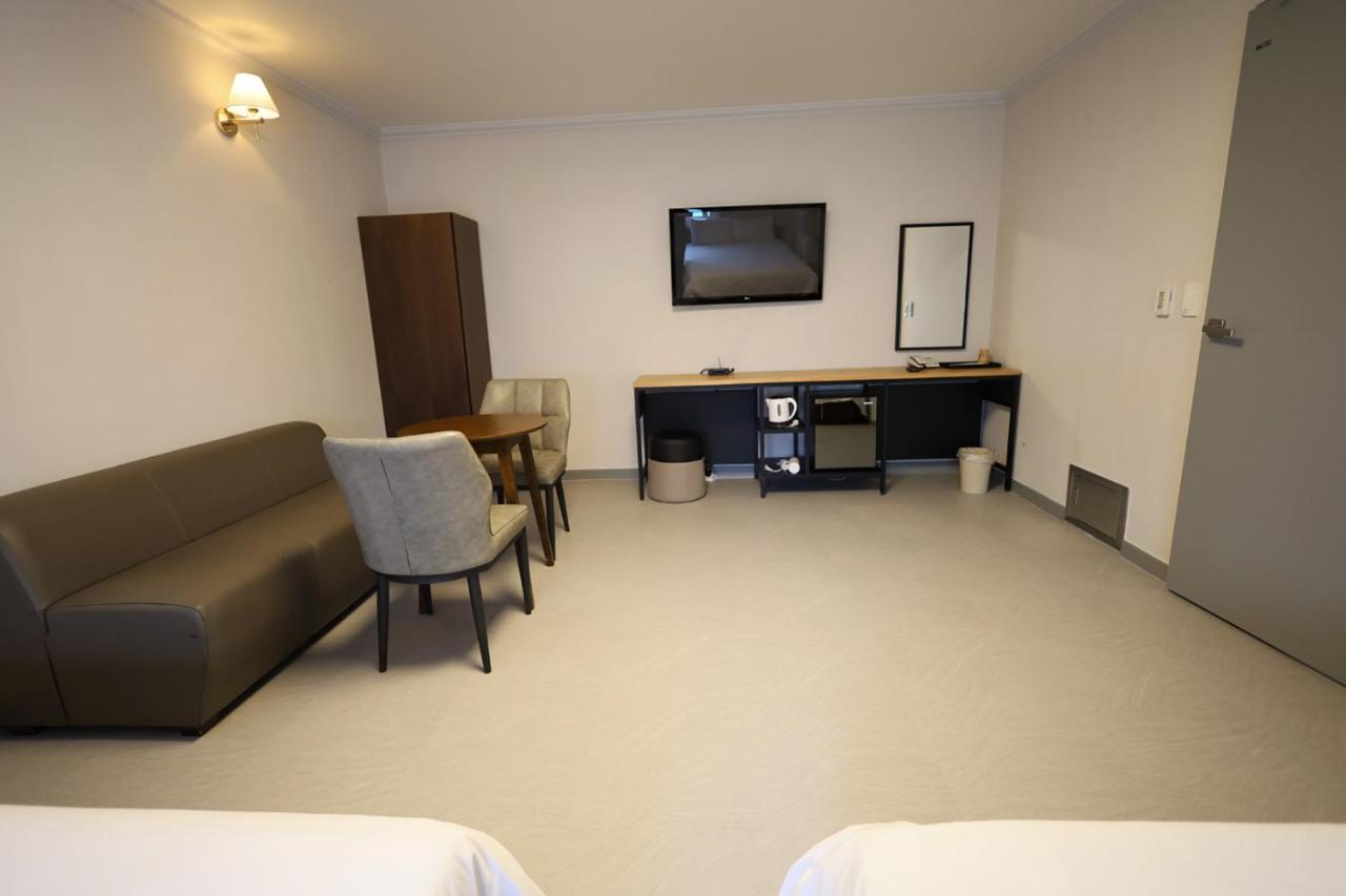 Trevi Hotel Чеджудо Экстерьер фото