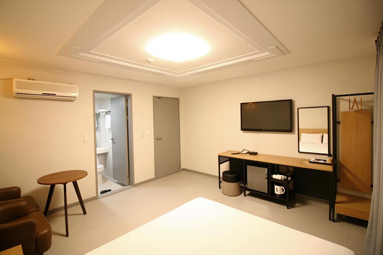Trevi Hotel Чеджудо Экстерьер фото
