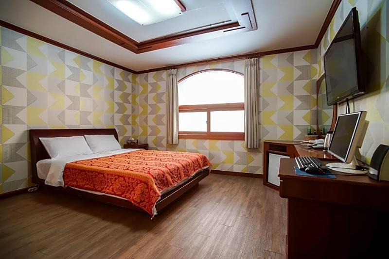 Trevi Hotel Чеджудо Экстерьер фото